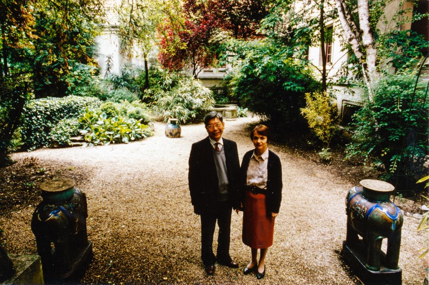 Mr Paul Marcel et sa femme dans le jardin de la Maison des Etudiants d'Asie du Sud-Est