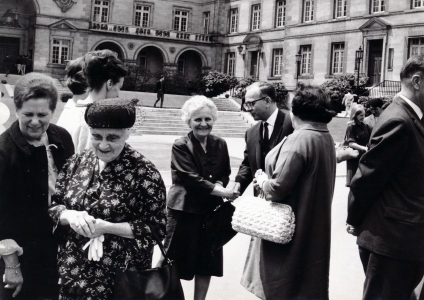 Jeanne Thomas et madame Honnorat (au premier plan), lors d'un rassemblement commémoratif en l'honheur d'André Honnorat