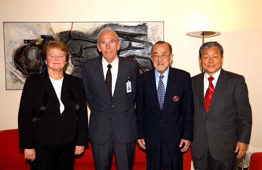 Dr Lee had a tremendous sense of the history of WHO. He was very proud to celebrate the 25th anniversary of the Alma Ata "Health for All" declaration, with his predecessors, including Dr Gro Harlem Brundtland, Dr Halfdan Mahler and Dr Hiroshi Nakajima. 